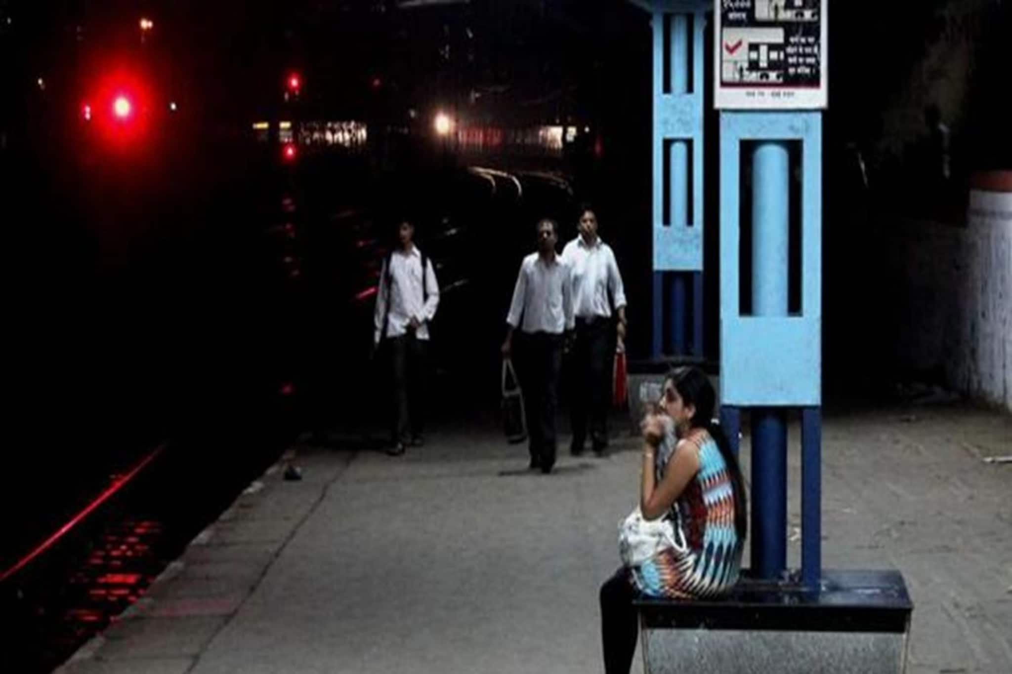 রাতের ট্রেনে ইছাপুর স্টেশনে নামলেন মহিলা, তখনই ঘটে ভয়াবহ ঘটনা! রক্তাক্ত অবস্থায় পড়ে যুবক