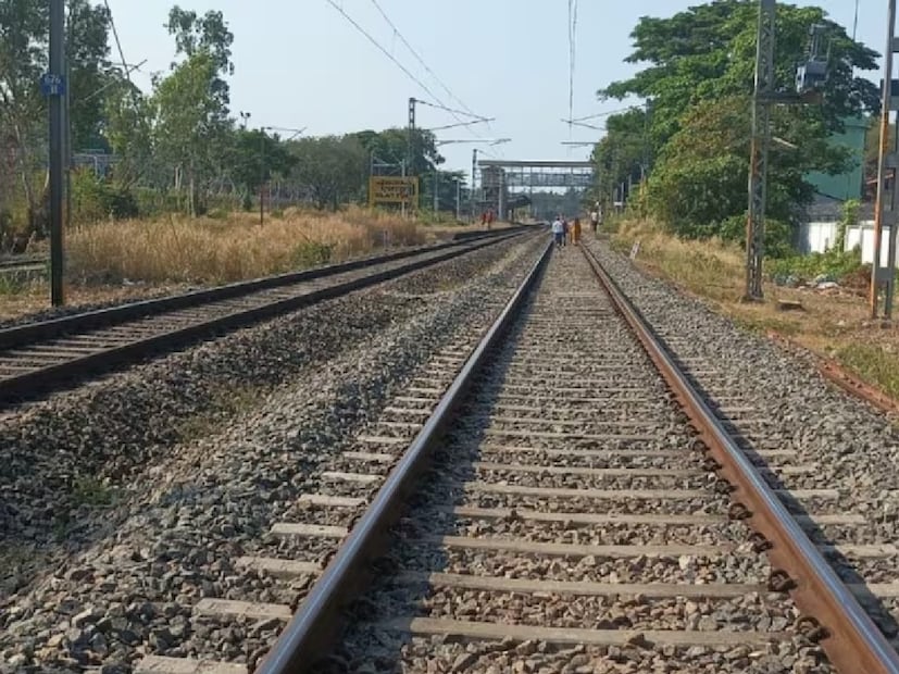 তাহলে প্রশ্ন ওঠে—রেললাইন তো খোলা আকাশের নিচে, মাটির উপরেই বসানো থাকে। সেখানে বাতাস আর আর্দ্রতার কোনও অভাব নেই। তবুও কেন রেললাইনে মরিচা ধরে না?