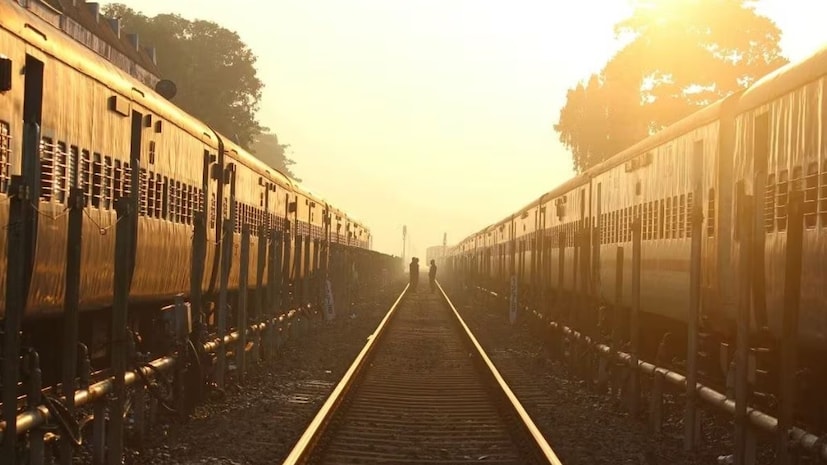 এখানে সেই নির্দেশিকা দেওয়া হল:
প্রথম ১৫ মিনিট: শুধুমাত্র আধার-ভেরিফায়েড ব্যবহারকারীরা অনলাইনে টিকিট বুক করতে পারবেন।
১৫ মিনিট পরে: বুকিং স্বাভাবিক অবস্থায় ফিরে আসবে; সমস্ত রেজিস্টারড ব্যবহারকারীরা টিকিট বুক করতে পারবেন।
পিআরএস কাউন্টার: কোনও পরিবর্তন নেই; শারীরিক টিকিট বুকিং যথারীতি চলবে।
অনুমোদিত এজেন্ট: তৎকাল বুকিংয়ের জন্য ১০ মিনিটের বিধিনিষেধের সম্মুখীন হতে হবে।