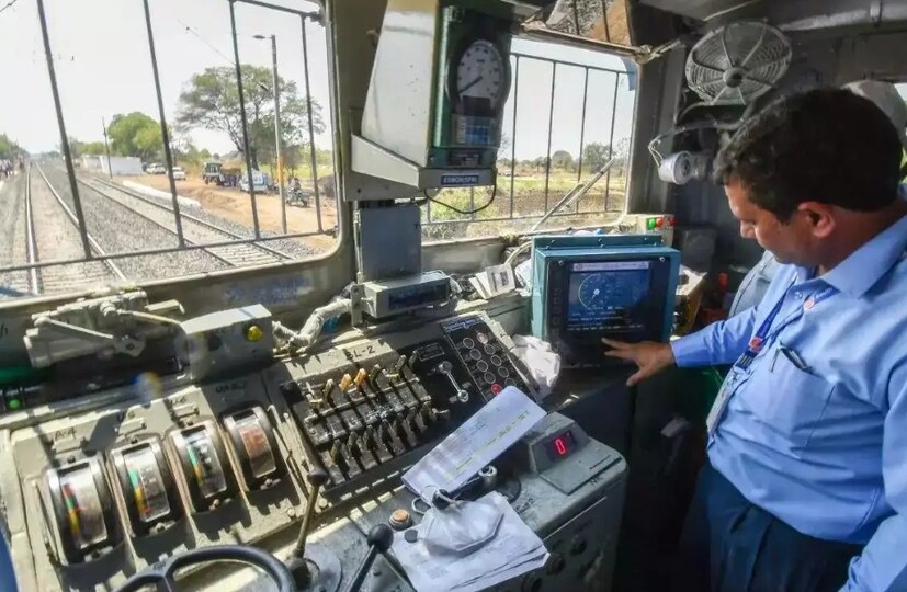 ডিএমআরসি অ্যাকাডেমিতে, প্রতিনিধিরা মেট্রো পরিচালনার বিভিন্ন দিকের জন্য সিমুলেটরের ব্যাপক ব্যবহার বা অনুশীলন করলে তার সুফল কি তা দেখিয়েছে।যার মধ্যে রয়েছে ড্রাইভারের ক্যাব কার্যকারিতা, বগি ব্যবস্থাপনা, সিগন্যালিং এবং নিয়ন্ত্রণ ব্যবস্থা, যাত্রীদের নিরাপত্তার জন্য স্বয়ংক্রিয় দরজা পরিচালনার অনুশীলন।