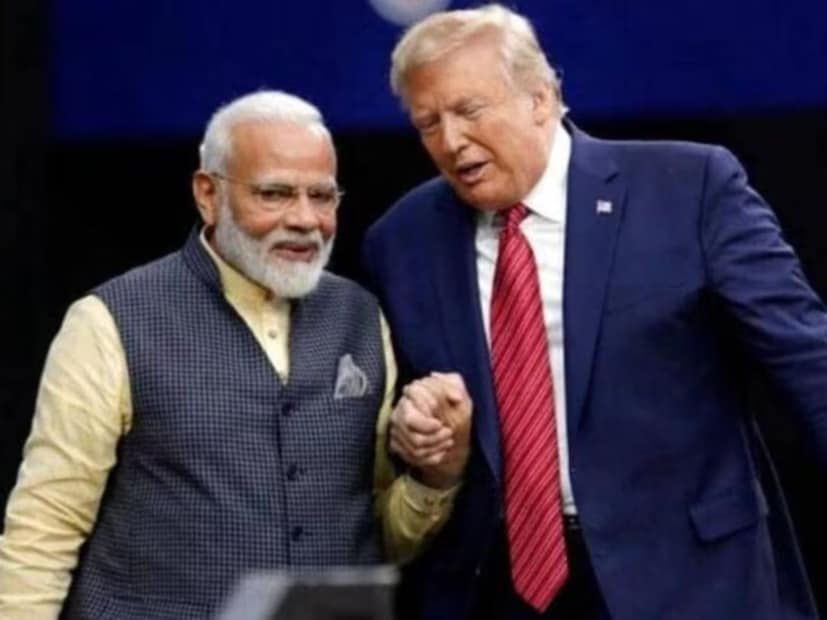 ‘ভারত এবং রাশিয়াকে চিনের অন্ধকারে হারিয়ে ফেলেছি’, সোশ‍্যাল মিডিয়ায় শুক্রবারই পোস্টে করেছিলেন আমেরিকার প্রেসিডেন্ট ডোনাল্ড ট্রাম্প। তবে কয়েকঘণ্টার মধ‍্যেই সুর নরম ট্রাম্পের। বদলে ফেললেন নিজের মতামত। জানালেন তাঁর মতে, ভারতকে এখনও হারাননি তিনি। প্রধানমন্ত্রীর নরেন্দ্র মোদির সঙ্গে ভাল সম্পর্কের কথাও উল্ল‍্যেখ‍্য করলেন ডোনাল্ড ট্রাম্প। 