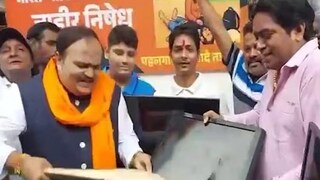 ভাঙা হচ্ছে টিভি! ভাঙা হচ্ছে টিভি!