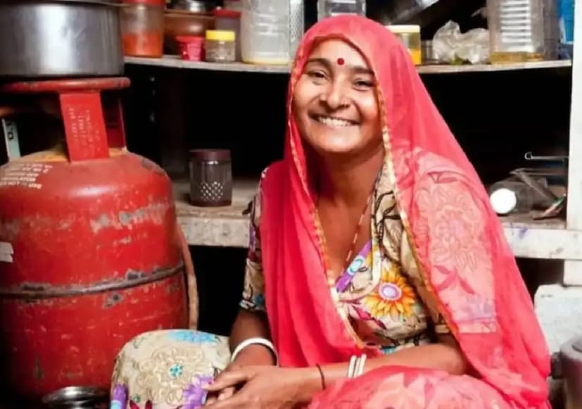 কারা এই প্রকল্পের সুবিধা পাবেন?একটি পরিবার থেকে শুধুমাত্র একজন মহিলাই এই সুবিধা পাবেন। যেসব মহিলাদের নামে আগে থেকে কোনও গ্যাস সংযোগ নেই, তারাই আবেদন করতে পারবেন। আবেদনকারীর বি.পি.এল. (BPL) কার্ড থাকা বাধ্যতামূলক।