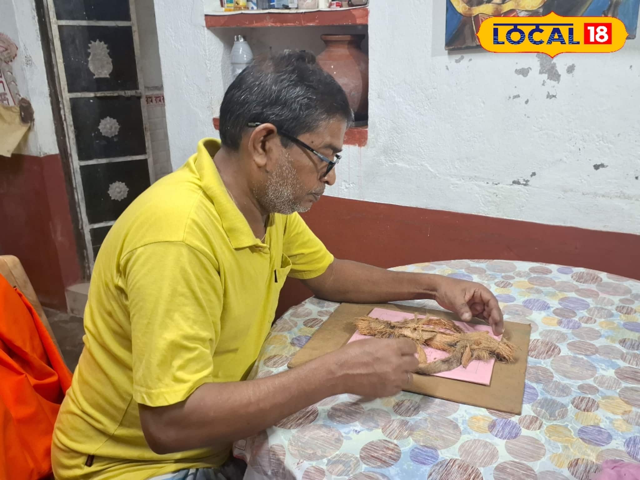 একমনে প্যান্ডেলে প্যান্ডেলে বাঁকা পেরেক খুঁজছেন 'এই' ব্যক্তি! তা দিয়ে কী হচ্ছে জানেন?