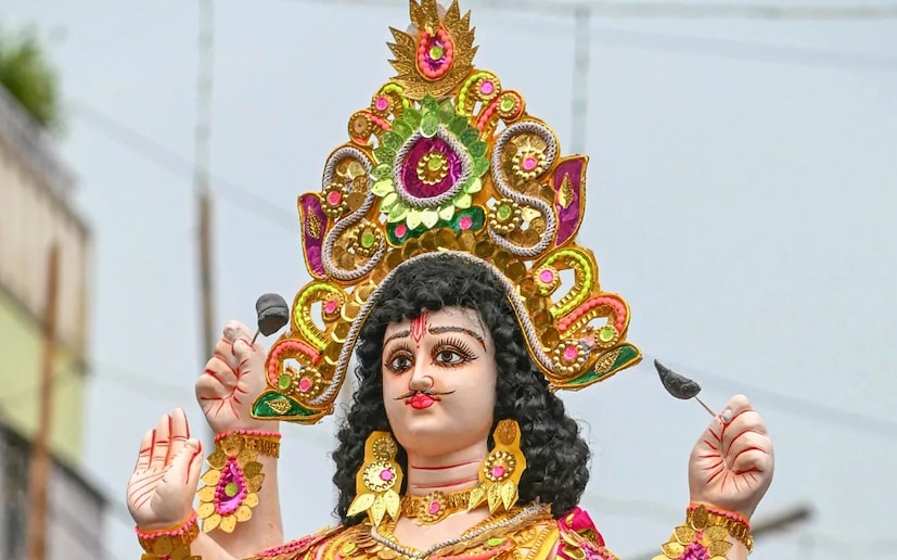 বিশ্বকর্মা পুজো কন্যা সংক্রান্তিতে পড়ে। এই দিনটি সৌর বর্ষপঞ্জি এবং ভাদ্র মাসের শেষ দিন। এই ভাদ্র সংক্রান্তির আগেই বাংলা পঞ্জিকায় ৫ মাসের উল্লেখ মেলে, যার দিন সংখ্যা ১৫৬ দিন। তাই বিশ্বকর্মা পুজোর বাংলা তারিখ ইংরাজি ক্যালেন্ডারে ১৭ সেপ্টেম্বর পড়ে। 