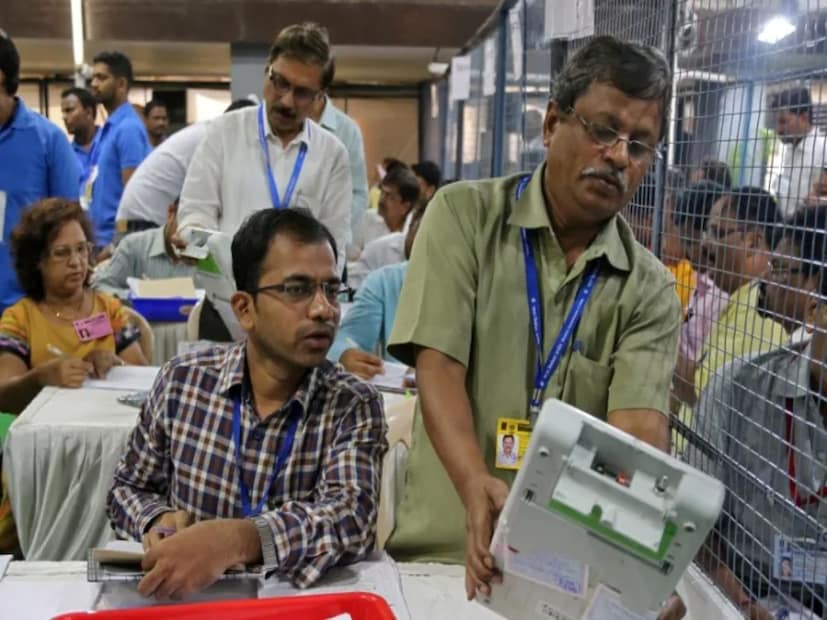 কিন্তু গত কয়েক বছরে পোস্টাল ব্যালটের সংখ‍্যা উল্লেখযোগ্য ভাবে বেড়েছে। ফলে, কমিশন এই সম্ভাবনা উড়িয়ে দিচ্ছে না যে পোস্টাল ব‍্যালট গণনা শেষ হওয়ার আগেই ইভিএমে গণনা শেষ হয়ে যেতে পারে কোথাও কোথাও। আর সেই সম্ভাবনা এড়াতেই এবার এ হেন সিদ্ধান্ত নিল কমিশন।