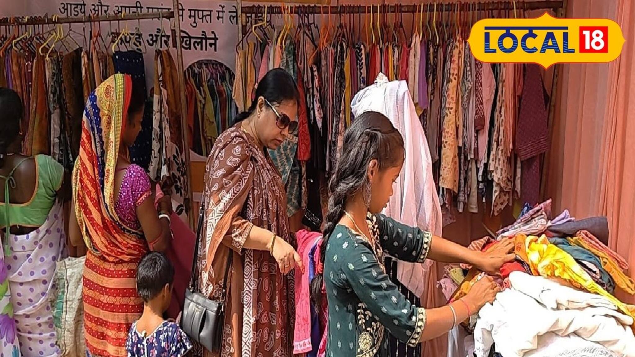 শপিংমলের মতো দেওয়ালে সাজানো জামাকাপড়, টাকা না দিয়েই নেওয়া যায় পছন্দমতো! কোথায় রয়েছে জানুন 'উপহারের দেওয়াল'