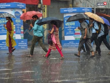 ঘূর্ণাবর্ত-নিম্নচাপের জোড়া ফলা! বৃষ্টিতে কি ভেস্তে যাবে কালীপুজো? কোন কোন জেলায় দুর্যোগ? ঘূর্ণাবর্ত-নিম্নচাপের জোড়া ফলা! বৃষ্টিতে কি ভেস্তে যাবে কালীপুজো? কোন কোন জেলায় দুর্যোগ?