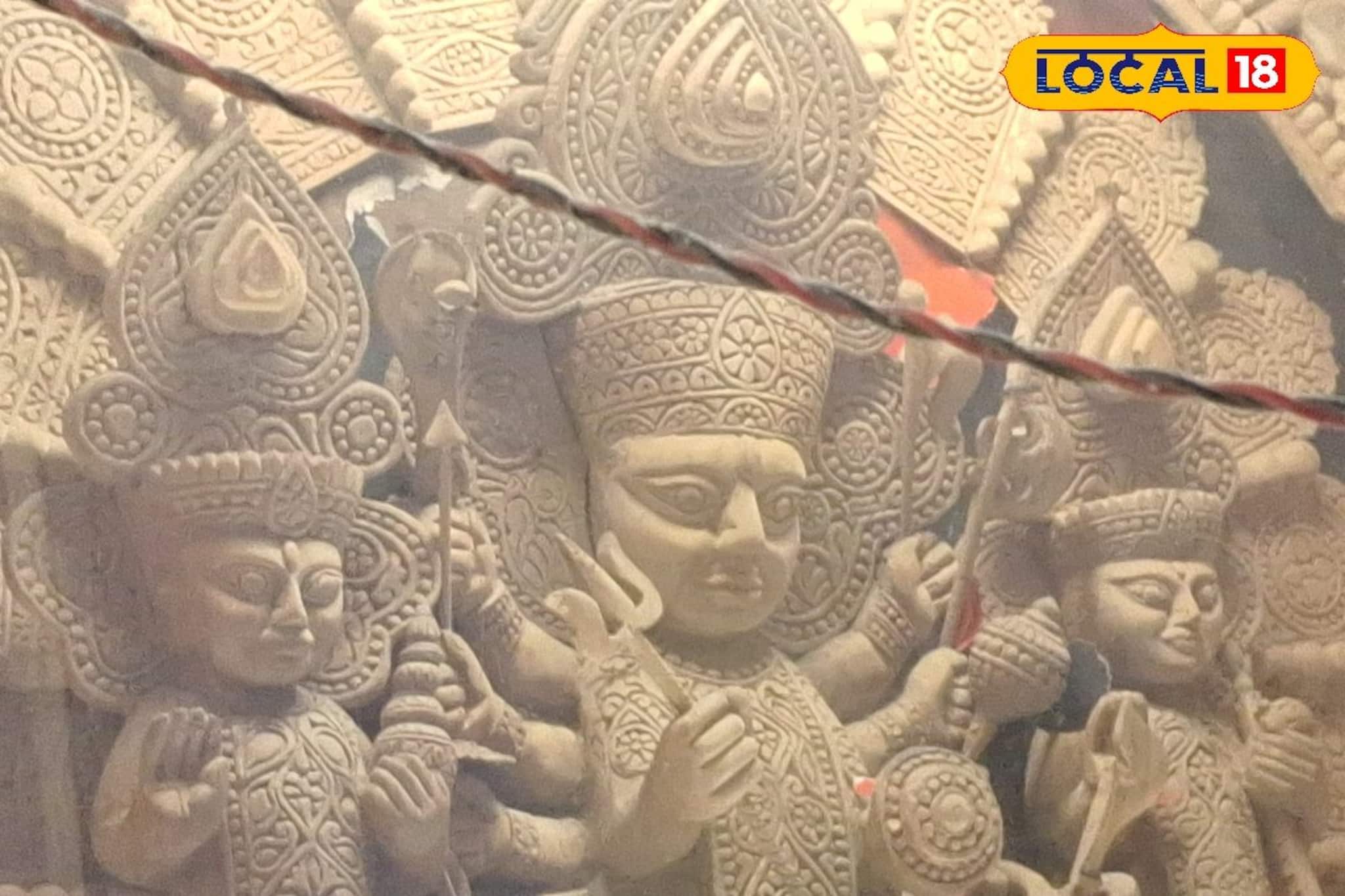 ৭৩ বছরের বৃদ্ধের হাতের যাদু! তৈরি হচ্ছে গামার কাঠের দুর্গা মূর্তি! জানুন দেখা যাবে কোথায়