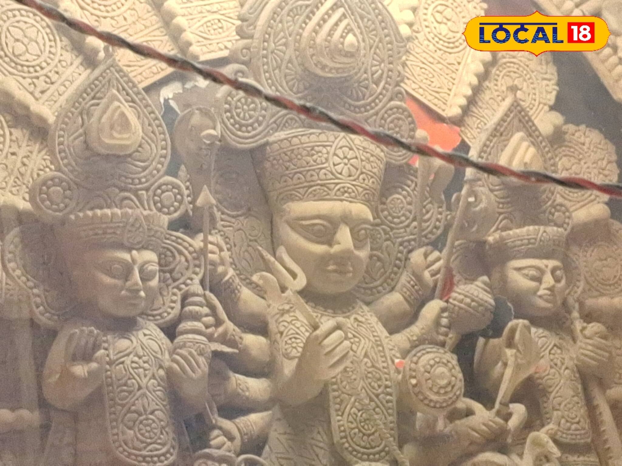 ৭৩ বছরের বৃদ্ধের হাতের যাদু! তৈরি হচ্ছে গামার কাঠের দুর্গা মূর্তি! জানুন দেখা যাবে কোথায়