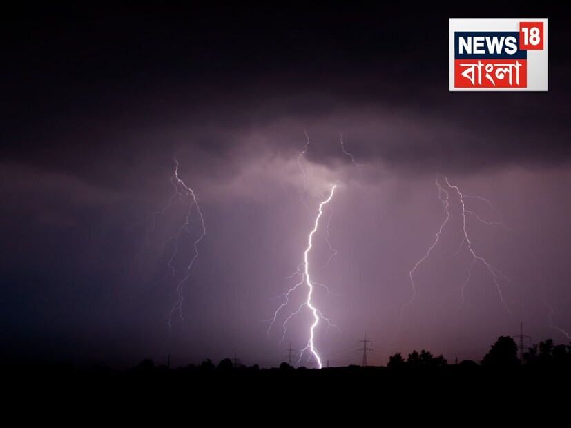 আজ, সোমবার রাত থেকে কাল সকালের মধ্যে অতি ভারী বৃষ্টি দক্ষিণ ২৪ পরগনা জেলাতে। ভারী বৃষ্টি কলকাতা, হাওড়া, হুগলি, উত্তর ২৪ পরগনা পূর্ব পশ্চিম মেদিনীপুরে। আগামিকাল মঙ্গলবারেও ভারী বৃষ্টি দক্ষিণবঙ্গে। বজ্রবিদ্যুৎসহ বিক্ষিপ্তভাবে বৃষ্টি চলবে বৃহস্পতিবার পর্যন্ত। 
