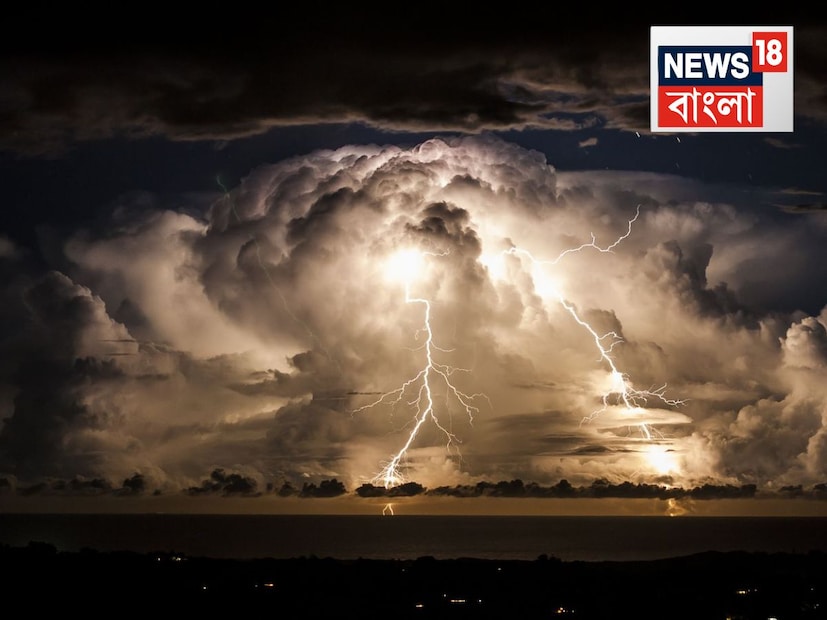 আগামী দু ঘণ্টায় প্রবল বজ্রপাতসহ ঝড়-বৃষ্টির সতর্কতা রাজ্যের ১৩ জেলায় বজ্রবিদ্যুৎ সহ  ঝড়-বৃষ্টির সতর্কতা। কলকাতা উত্তর ও দক্ষিণ ২৪ পরগনা পূর্ব ও পশ্চিম মেদিনীপুর ঝাড়গ্রাম হাওড়া হুগলি নদিয়া বীরভূম এবং পূর্ব বর্ধমান বাঁকুড়া ও পুরুলিয়া জেলাতে ঝড়-বৃষ্টির পূর্বাভাস।  বজ্রবিদ্যুৎসহ হালকা থেকে মাঝারি বৃষ্টির সম্ভাবনা। বৃষ্টির সঙ্গে দমকা ঝোড়ো বাতাস। ৩০ থেকে ৪০ কিলোমিটার গতিতে বইতে পারে বাতাস। আলিপুর আবহাওয়া দপ্তরের সতর্কবার্তা।