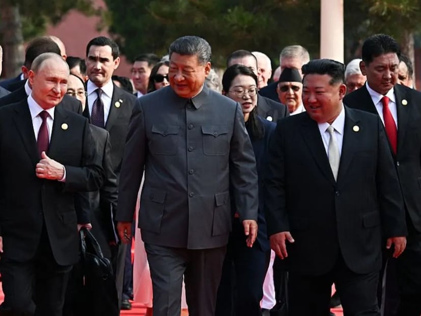 ট্রাম্পের রীতিমতো চক্ষুশূল ইরান, কিংবা মায়ানমার৷ সেই ইরানের প্রেসিডেন্ট মসুদ পেজেকশিয়ান এবং মায়ানমারের সেনা প্রধান মিন আঙ হ্লেইং-ও আমন্ত্রিত ছিলেন এদিনের প্যারেড অনুষ্ঠানে৷ তাই তাঁদের উপস্থিতি পশ্চিমকে একটি নির্দিষ্ট বার্তা দিচ্ছে বলেই মনে করছেন আন্তর্জাতিক বিশেষজ্ঞেরা৷AFP