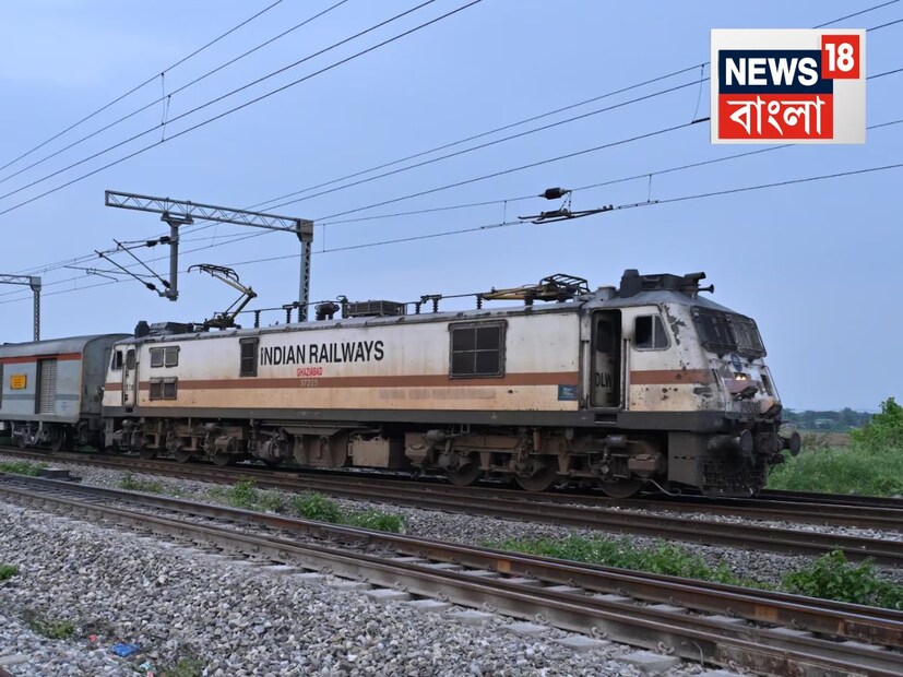 কোন সময়ে নিশ্চিত টিকিট পাওয়ার সম্ভাবনা বেশি?সকাল ৮টায় বুকিং খোলার সাথে সাথেই, সারা দেশের আইআরসিটিসি ব্যবহারকারীরা রিজার্ভেশনের প্রক্রিয়া শুরু করে। এর ফলে সার্ভার ধীর হয়ে যায়। বেশিরভাগ ব্যবহারকারীর জন্য ইন্টারনেট স্বাভাবিক। এমন পরিস্থিতিতে সময় লাগে। এদিকে, নিশ্চিত টিকিট বুক করা হয়। আইআরসিটিসির অনুমোদিত এজেন্টদের দ্রুত ইন্টারনেট গতি থাকে, তবে প্রথম ১০ মিনিটের জন্য তাদের অনুমতি দেওয়া হয় না। 
