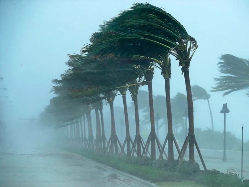 ঝড়টি বর্তমানে আমেরিকার হাওয়াই দ্বীপপুঞ্জের হিলো থেকে ১,১৯৫ মাইল (১,৯২৫ কিলোমিটার) পূর্ব তথা দক্ষিণ-পূর্বে ছিল এবং এখন তা ১৭ কিমি/ঘণ্টা বেগে পশ্চিম থেকে উত্তর-পশ্চিমে অগ্রসর হচ্ছে।