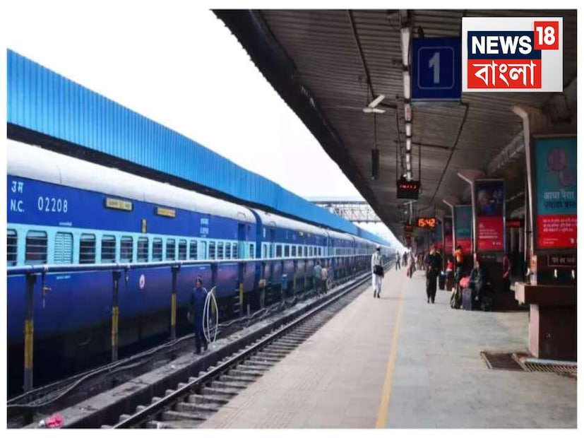 সোশ্যাল মিডিয়ায় একটি ভাইরাল ভিডিওয় দেখা যাচ্ছে AC কোচের লোয়ার বার্থে বসে এক তরুণী মহিলা৷ হাতে সিগারেট৷ আর ফোন৷ যখনই ওই মহিলা বুঝতে পারেন তাঁর সহযাত্রী তাঁর ভিডিও করছে, সঙ্গে সঙ্গে উঠে দাঁড়ান তিনি৷ 