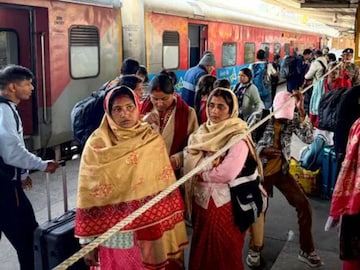 ফসফস করে সিগারেট ফুঁকছিল মহিলা...ট্রেনের AC কোচের ধবধবে চাদরে বসেছিল, উড়ছিল ধোঁয়া ফসফস করে সিগারেট ফুঁকছিল মহিলা...ট্রেনের AC কোচের ধবধবে চাদরে বসেছিল, উড়ছিল ধোঁয়া