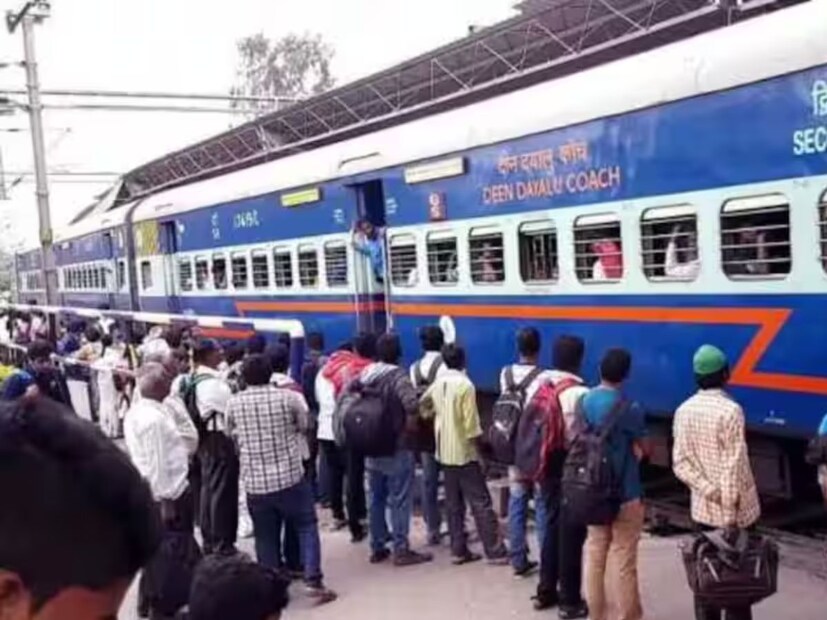 আগামী ১ অক্টোবর থেকে আরও কড়া হতে চলেছে অনলাইন ট্রেন রিজার্ভেশনের নিয়ম। এবার থেকে সকাল ৮ টায় বুকিং খোলার ১৫ মিনিটের মধ্যে, শুধুমাত্র যাদের আধার-লিঙ্কযুক্ত অ্যাকাউন্ট আছে তারাই রিজার্ভেশন করতে পারবেন। 