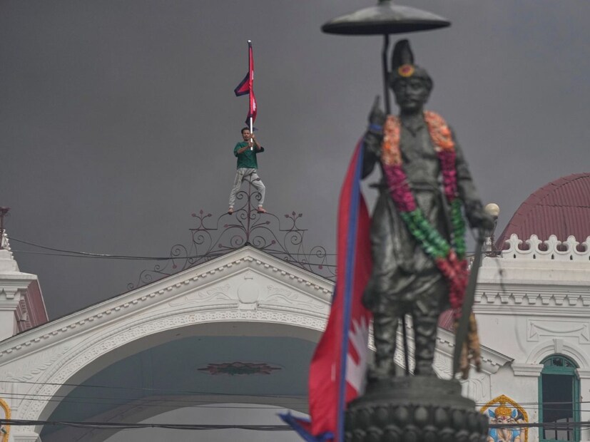 সারাদিন ধরে, 'জেনারেল জেড নেপাল', 'হামি নেপাল' এবং 'হাউ টু ডেজ বিকাশ' এবং আরও অনেক তরুণ কন্টেন্ট নির্মাতা সহ গোষ্ঠীগুলি সোশ্যাল মিডিয়া প্ল্যাটফর্মে বিবৃতি দিয়ে পোস্ট করতে থাকে যে ভাঙচুর এবং সহিংসতা তাদের নয়। তারা বলেছে যে তাদের লক্ষ্য সহিংসতা উস্কে দেওয়া নয়, এবং আরও জীবন এবং ভবিষ্যত নষ্ট হওয়ার আগে সমস্ত বিক্ষোভকারীদের সংযম প্রদর্শনের আহ্বান জানিয়েছে। Gen Z কর্মীরা অনলাইনে একটি আনুষ্ঠানিক বিবৃতি প্রকাশ করে জোর দিয়ে বলেন যে,তাদের আন্দোলন শান্তিপূর্ণ নাগরিক সম্পৃক্ততার প্রতি প্রতিশ্রুতিবদ্ধ৷ সাম্প্রতিক ভাঙচুর ও লুটপাটের ঘটনা থেকে নিজেকে দূরে রাখে তারা৷AP