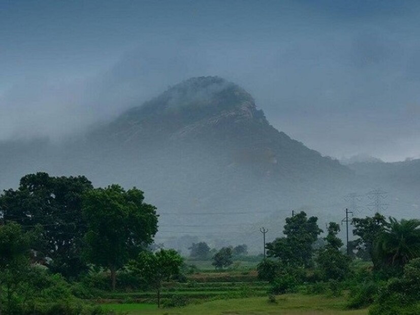 উইকেন্ডে কমবে বৃষ্টি পরিমাণ। আপাতত ভারী বৃষ্টির সম্ভাবনা নেই দক্ষিণবঙ্গের জেলাগুলিতে। মৌসুমী অক্ষরেখা দক্ষিণবঙ্গের উপকূল দিয়ে বঙ্গোপসাগরে। রাঁচির পর বাঁকুড়া এবং দিঘা হয়ে উত্তর-পূর্ব বঙ্গোপসাগর পর্যন্ত বিস্তৃত। উত্তর-পশ্চিম বঙ্গোপসাগরে ওড়িশা উপকূলে ঘূর্ণাবর্ত। বিহারে আপার এয়ার সার্কুলেশন ওড়িশা পর্যন্ত বিস্তৃত। এর ফলে প্রচুর জলীয় বাষ্প ঢুকবে রাজ্যে।