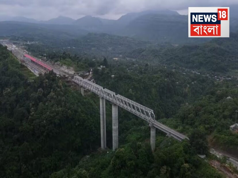 কলকাতা থেকে এবার এক ট্রেনেই আইজল। আজকেই  সাইরাং অবধি রেল চলাচলের সূচনা করবেন প্রধানমন্ত্রী নরেন্দ্র মোদি। আজ তার রেল প্রকল্প উদ্বোধন করার কথা। ভৈরবী থেকে সাইরাং অবধি ছুটবে এবার যাত্রীবাহী ট্রেন। আট  থেকে নয় ঘণ্টার রাস্তা এবার মাত্র দেড় ঘণ্টাতেই যাতায়াত সম্ভব হবে৷ এরই মধ্যে কলকাতা থেকে সাইরাং এবার সরাসরি ট্রেন চালু হতে চলেছে। ভারতীয় রেল জানিয়েছে ১৩১২৫/১৩১২৬ কলকাতা-সাইরাং-কলকাতা এক্সপ্রেস চলবে সপ্তাহে তিন দিন করে উভয় প্রান্ত থেকে। ১৮ ঘণ্টায় এই ট্রেন যাত্রা সম্পূর্ণ করবে।