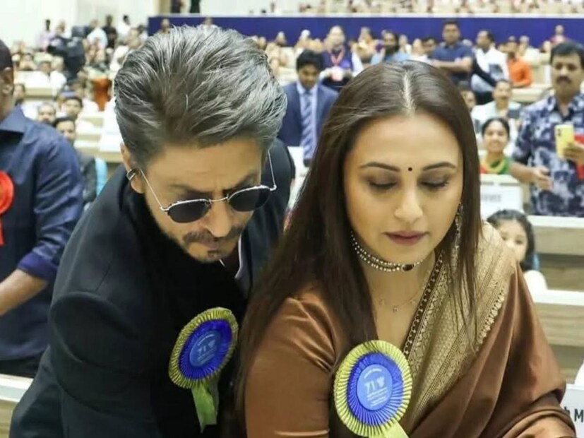 ৭১তম জাতীয় চলচ্চিত্র পুরস্কার প্রদান অনুষ্ঠানে পাশাপাশি দেখা গেল শাহরুখ খান এবং রানি মুখোপাধ্যায়কে৷ 
