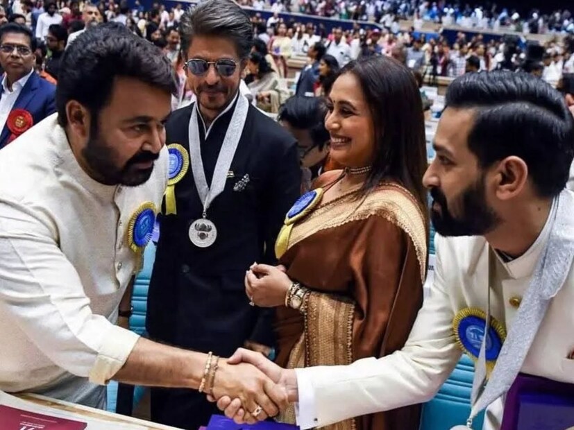অন্যদিকে, রানি মুখোপাধ্যায়কে দেখা যায় চকোলেট রঙের সোনালি জড়ি পাড় শাড়ি পরে৷ প্রসঙ্গত, এই মঞ্চেই দাদাসাহেব ফালকে সম্মানে সম্মানিত হলেন দক্ষিণী মেগাস্টার মোহনলাল।
