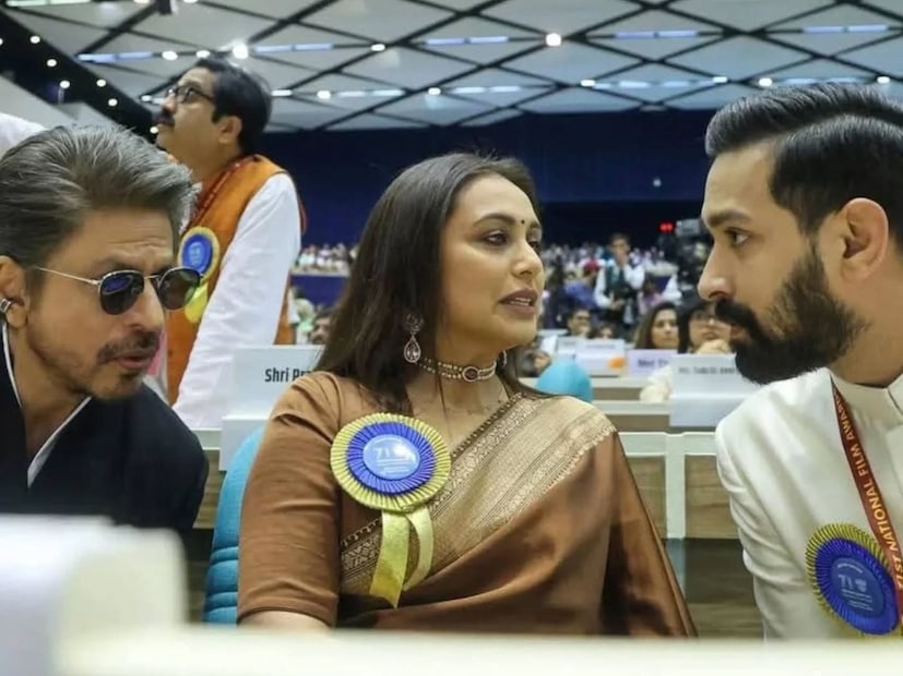  "মিসেস চ্যাটার্জি ভার্সেস নরওয়ে" ছবির জন্য জাতীয় পুরস্কার পান রানি৷ আর ‘জওয়ান’ সিনেমার জন্য শাহরুখ৷ একটি ভিডিয়োয় রানিকে দেখা যাচ্ছে শাহরুখকে তাঁর মেডেল গলায় পরিয়ে দিতে৷