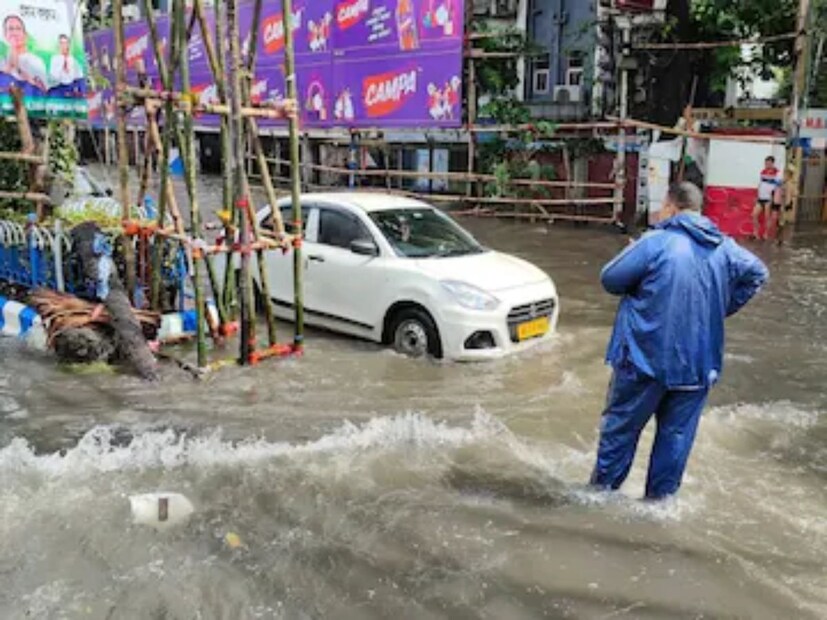 আলিপুর আবহাওয়া দফতর জানাচ্ছে, আগামী দু’ঘণ্টায় বজ্রবিদ্যুৎ সহ ঝড়-বৃষ্টির সতর্কতা রয়েছে। রাজ্যের পাঁচ জেলায় বজ্রবিদ্যুৎ সহ ঝড়-বৃষ্টির হলুদ সতর্কতা।