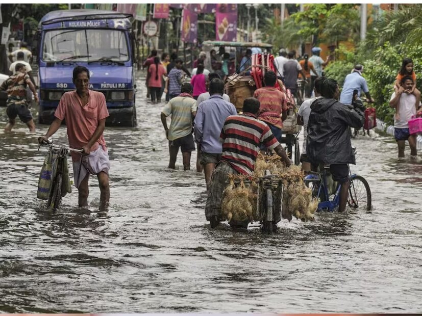 কলকাতা পূর্ব ও পশ্চিম মেদিনীপুর, ঝাড়গ্রাম দক্ষিণ ২৪ পরগনা, মুর্শিদাবাদ জেলায় ঝড়-বৃষ্টির পূর্বাভাস। বজ্রবিদ্যুৎসহ হালকা থেকে মাঝারি বৃষ্টির সম্ভাবনা। বৃষ্টির সঙ্গে দমকা ঝোড়ো বাতাস। ৩০ থেকে ৪০ কিলোমিটার গতিতে বইতে পারে বাতাস। আলিপুর আবহাওয়া দফতরের সতর্কবার্তা।