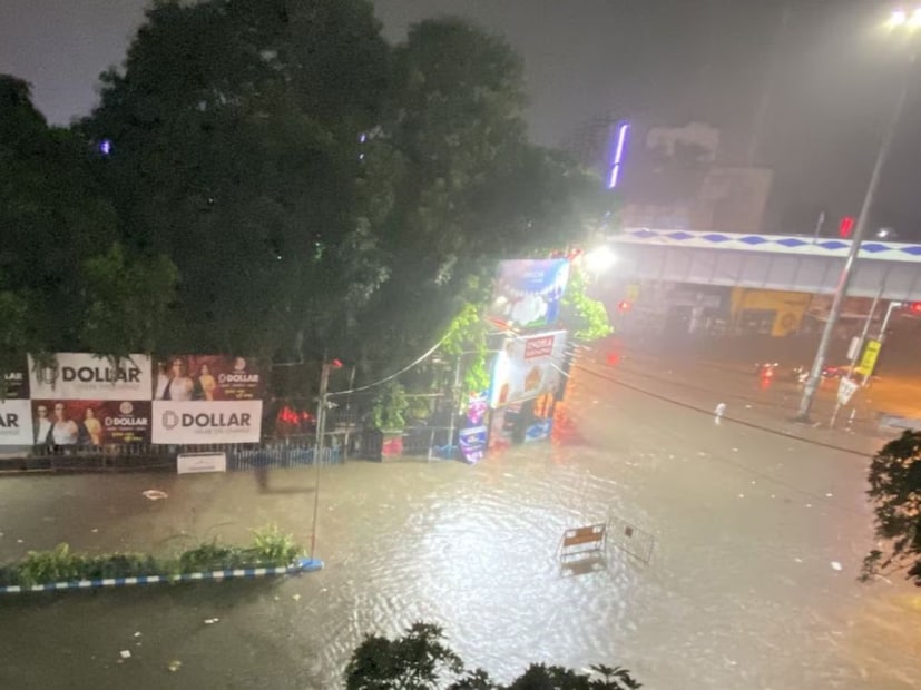 আগামী দু’ঘণ্টায় বজ্রবিদ্যুৎ সহ ঝড়বৃষ্টির সতর্কতা। রাজ্যের এক জেলায় বজ্রবিদ্যুৎ সহ ঝড়-বৃষ্টির হলুদ সতর্কতা। হাওড়া জেলায় ঝড়বৃষ্টির পূর্বাভাস। বজ্রবিদ্যুৎসহ হালকা থেকে মাঝারি বৃষ্টির সম্ভাবনা। বৃষ্টির সঙ্গে দমকা ঝোড়ো বাতাস। ৩০ থেকে ৪০ কিলোমিটার গতিতে বইতে পারে বাতাস।