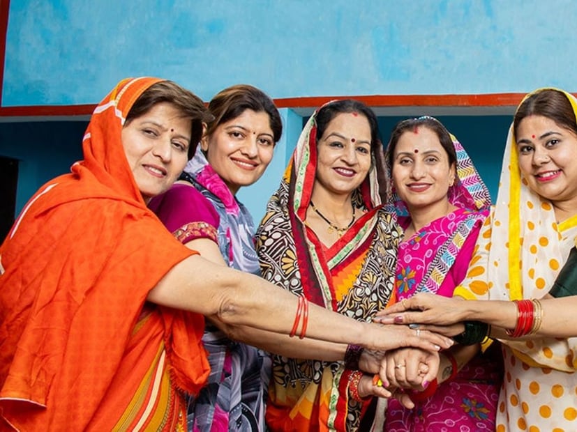 ১৯৫৬ সালের হিন্দু উত্তরাধিকার আইন অনুযায়ী, এক্ষেত্রে সম্পূর্ণ সম্পত্তিই স্বামীর দিকে আত্মীয়দের প্রাপ্য৷ কোনও নিঃসন্তান বিধবা মহিলা যদি উইল করে লিখে না যান, তাহলে তাঁর বাড়ির কেউ তাঁর সম্পত্তির উপরে দাবি করতে পারে না৷ সেই সম্পত্তি আপনা হতেই তাঁর স্বামীর বংশের আত্মীয়দের কাছে চলে যায়৷ এই নিয়মের বিরোধিতা করেই সুপ্রিম কোর্টে সওয়াল করেন প্রবীণ আইনজীবী কপিল সিব্বল৷