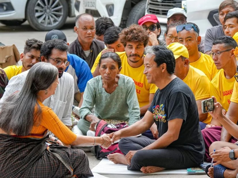 ১৯৮৮ সালে, কলেজ থেকে সদ্য বের হওয়া সোনম ওয়াংচুক তাঁর ভাই এবং আরও পাঁচজনের সাথে মিলে লাদাখের ছাত্রদের শিক্ষাগত ও সাংস্কৃতিক আন্দোলন (SECMOL) প্রতিষ্ঠা করেন। তহবিল সংগ্রহের জন্য তারা একটি সাংস্কৃতিক অনুষ্ঠানের আয়োজন করেন। পরবর্তী বছরগুলিতে, SECMOL শিক্ষকদের তাদের পাঠদানকে কার্যকলাপ-ভিত্তিক এবং শিশুদের জন্য আকর্ষণীয় করে তোলার জন্য প্রশিক্ষণ দিতে থাকে৷ SECMOL ২০১৬ সালে মাটির তৈরির জন্য সেরা ভবনের জন্য আন্তর্জাতিক টেরা পুরস্কারও জিতেছে। ভবনটি সৌর প্রযুক্তি ব্যবহার করে, যা এলাকাটি সারা বছর ধরে প্রাপ্ত সূর্যালোকের উপর নির্ভর করে। লাদাখি কৃষকদের জল সংকট মোকাবেলায় কৃত্রিম হিমবাহ প্রকল্প, আইস স্তূপ তৈরির কৃতিত্বও মিঃ ওয়াংচুককে দেওয়া হয়।
