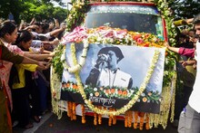 ‘আমি মারা গেলে মানুষ যেন এই গান গায়’, জুবিনের দেহ ফিরল অসমে..সবাই গাইল সেই গান!
