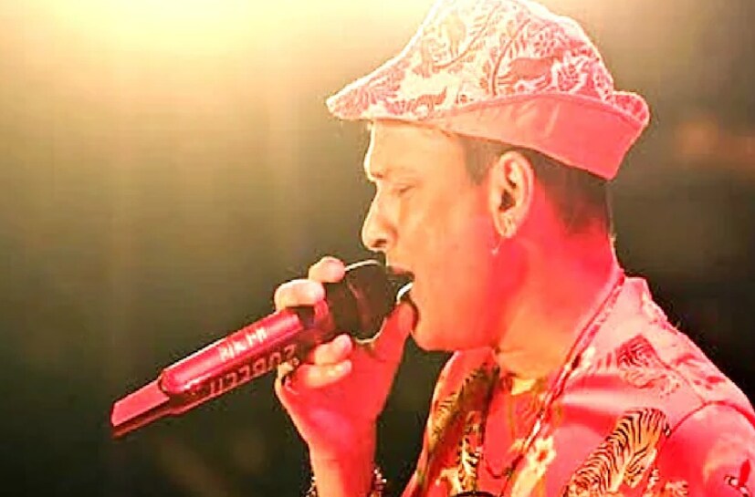 জুবিন গর্গের দ্বিতীয় পোস্টমর্টেম গুয়াহাটি মেডিকেল কলেজের বিশেষজ্ঞদের একটি দল করছে, এদিকে প্রথমটি সিঙ্গাপুরে করা হয়েছিল। সিএফএসএল রিপোর্ট এখন তদন্তে নতুন তথ্য প্রকাশ করবে বলে আশা করা হচ্ছে। এই মামলায় সিআইডি এখনও পর্যন্ত সাতজনকে গ্রেফতার করেছে, যার মধ্যে উত্তর-পূর্ব ভারত উৎসবের আয়োজক শ্যামকানু মহন্তও রয়েছেন৷ এছাড়াও যারা গ্রেফতার হয়েছে তার মধ্যে রয়েছে জুবিনের ম্যানেজার সিদ্ধার্থ শর্মা, ব্যান্ডমেট শেখর জ্যোতি গোস্বামী, গায়ক অমৃতপ্রভা মহন্ত এবং জুবিনের খুড়তুতো ভাই সন্দীপন গর্গ, যিনি আবার অসম পুলিশেরই আধিকারিক৷ Photo -File