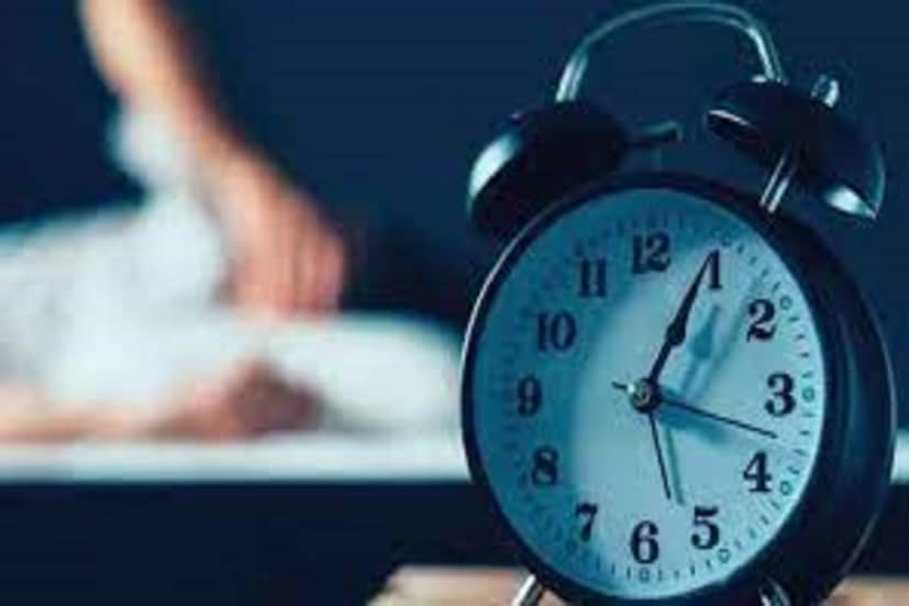 অর্থাৎ কোনও দিন রাত্রি দশটা কোনও দিন রাত্রি ২টো এমন নয় তাড়াতাড়ি বা একটি নির্দিষ্ট সময়ে ঘুমাতে যেতে হবে ৷ তবেই ঘুমের আদর্শ পরিবেশ বজায় থাকবে ৷ প্রতীকী ছবি ৷