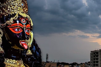 আকাশে মেঘের ঘনঘটা নাকি ঝলমলে শুকনো দিন? কালীপুজোয় ফের বৃষ্টি? আবহাওয়ার বড় খবর