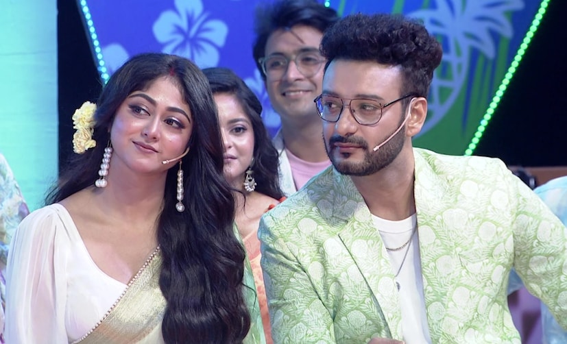 শেষ হয়েছে কথা সিরিয়াল৷ স্টার জলসার জনপ্রিয় সিরিয়ালে সাহেব-সুস্মিতা জুটি ছিল নজরকাড়া৷ এমনকী বাস্তবে তাঁদের প্রেম রয়েছে,এমন গুঞ্জনও ছড়িয়েছে। পুজোর আগেই হয়েছে কথার শেষ শ্যুটিং। এক বছর ১০ মাসের ঠিক মাথায় শেষবার ছোটপর্দায় দেখা যাবে সকলের প্রিয় জুটি কথা ও এভিকে।  শেষ হয়েছে কথা সিরিয়াল৷ স্টার জলসার জনপ্রিয় সিরিয়ালে সাহেব-সুস্মিতা জুটি ছিল নজরকাড়া৷ এমনকী বাস্তবে তাঁদের প্রেম রয়েছে,এমন গুঞ্জনও ছড়িয়েছে। পুজোর আগেই হয়েছে কথার শেষ শ্যুটিং। এক বছর ১০ মাসের ঠিক মাথায় শেষবার ছোটপর্দায় দেখা যাবে সকলের প্রিয় জুটি কথা ও এভিকে।