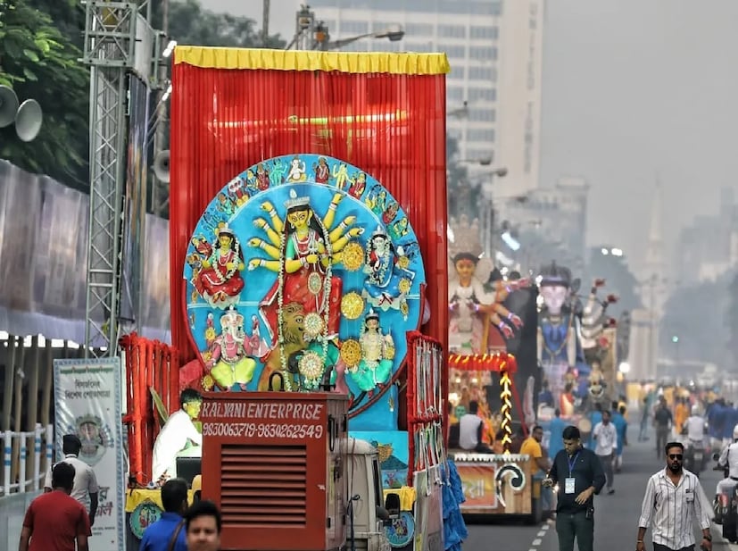 কলকাতার কয়েকটি রাস্তায় যান চলাচল পুরোপুরি বন্ধ থাকবে। এছাড়াও কয়েকটি রাস্তায় যান চলাচল নিয়ন্ত্রণ করা হবে। বস্তুত, এ বারই প্রথম ১০০ ছাড়াল অংশগ্রহণকারীর সংখ্যা। ২০২৫ সাল পর্যন্ত ধরলে সব থেকে বেশি সংখ্যক পুজো কমিটি এ বারের কার্নিভালে অংশ নেবে-- ১১৩টি। ২০২৪ সালে অংশগ্রহণকারীর সংখ্যা ছিল ৮৯। ২০২২ এবং ২০২৩ সালে প্রায় ১০০টি পুজোকমিটি রেড রোডের বর্ণাঢ্য শোভাযাত্রায়।