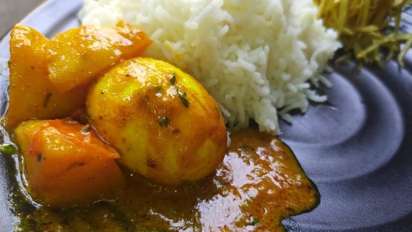 ভাতের হোটেলেও এর দেখা মেলে, স্বাদ বাড়ির মতো ভাল হয় কি না সে বিতর্কের বিষয়। তবে, বাড়ির ডিমের ঝোলে আলুর উপস্থিতি খাওয়ার মজা বাড়ায়, হোটেলের ডিমের ঝোল নেহাতই ও স্বাদে বঞ্চিত সস্তায় এক পুষ্টিকর খাবার।