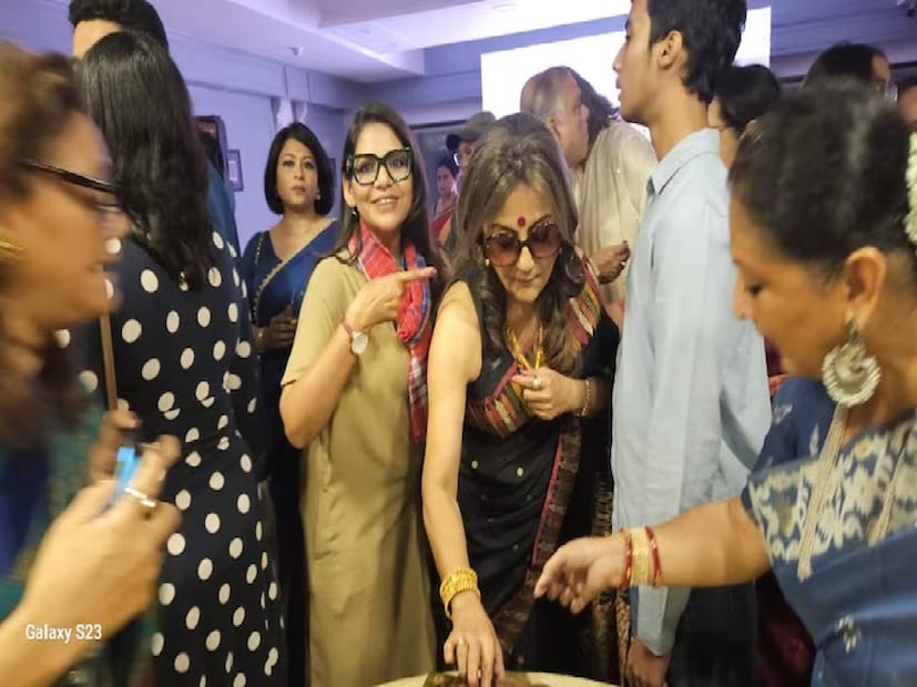 ছেলে-মেয়ে নিয়ে প্রবাসে ঘরকন্না সামলাতে ব্যস্ত কমলিনী। তিনিও ষাটের দোরগোড়ায়। এদিন ছবিতে মা-মেয়েকে পাশাপাশি দেখে অনেকেই বলছেন যেন দুই বোন।