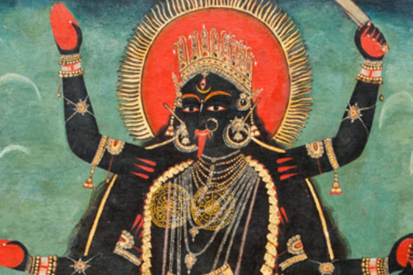 ভোগ শেষে মন্দির বন্ধ হয়ে যাবার পর আবার গর্ভগৃহের দরজা খোলা হয় বিকালে। দীপান্বিতা কালীপুজোয় মায়ের বিশেষ পুজো অর্চনা অনুষ্ঠিত হয়। অমাবস্যা তিথিতে তন্ত্র মতে সারারাত মায়ের পুজো হলেও এখানে কোন বলিপ্রথা নেই । প্রতীকী ছবি ৷