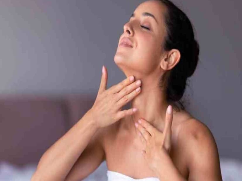 আরও তীব্র স্ট্রেচিংয়ের জন্য প্রতিটি পুনরাবৃত্তির সময় আলতো করে চিবুকটি উপরের দিকে ঠেলে দিতে হবে। এই অনুশীলনটি ঘাড় এবং চোয়ালের পেশিগুলিকে শক্তিশালী করে, আলগা ত্বককে শক্ত করে।