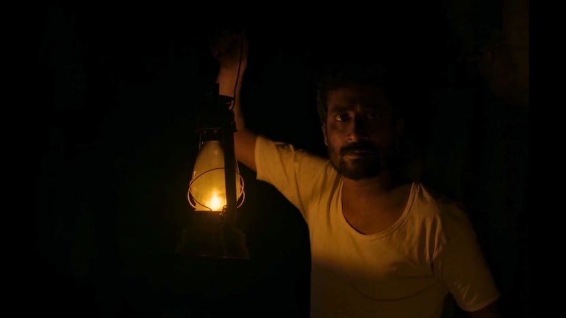 ২০২৫ সালের মার্চ মাসে মুম্বইয়ে জাগরণ চলচ্চিত্র উৎসবে ছবিটির প্রিমিয়ার হয়েছিল। এই SRFTI-এর উপস্থাপনাটি এমন একটি চলচ্চিত্রের প্রত্যাবর্তনকে চিহ্নিত করে যা সাহিত্যিক সংবেদনশীলতা এবং সিনেমার মেজাজের মধ্যে সেতুবন্ধন তৈরি করে, দর্শকদের নীরবতা আর নৈতিক অস্পষ্টতার মেলবন্ধনে আলো জ্বলা ঘরেও ভয়ের আমন্ত্রণ জানায়। তবে, ভারতে এখনও দ্য এক্সাইল মুক্তি পায়নি।