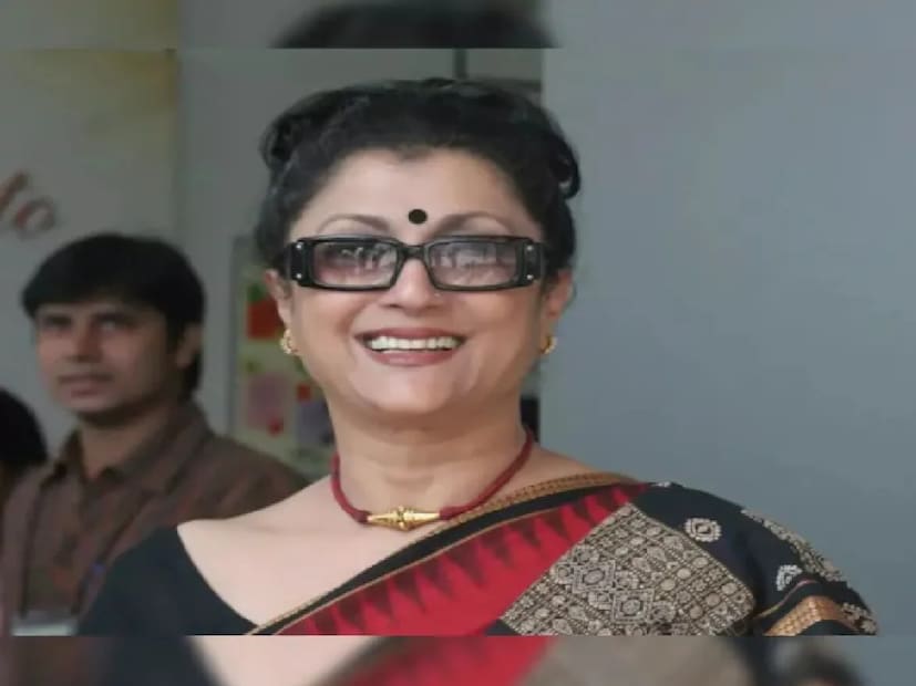 সত্তরের দশকের গোড়ায় সঞ্জয় সেনকে বিয়ে করেছিলেন তিনি, কন্যা সন্তানের (কমলিনী) মা-ও হন। তবে টেকেনি বিয়ে। পরে মুকুল শর্মার সঙ্গে সংসার পাতেন। অপর্ণা ও মুকুল শর্মার মেয়ে কঙ্কনা। 