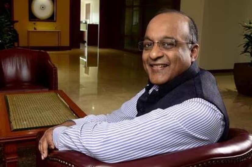 গত ১৮ অক্টোবর, ২০২৫ তারিখে দ্বিতীয় প্রান্তিকের আয়ের খবর দিয়ে সংবাদ সম্মেলনে তিনি বলেন, “সত্যি বলতে আমাদের ব্যাঙ্কে এআই কোনও ছাঁটাই করবে না। আমি মনে করি এটি লোকেদের পিছনের প্রান্ত থেকে সামনের প্রান্তে বা প্রযুক্তিগত প্রান্তে স্থানান্তরিত করার একটি বিশাল সুযোগ।”