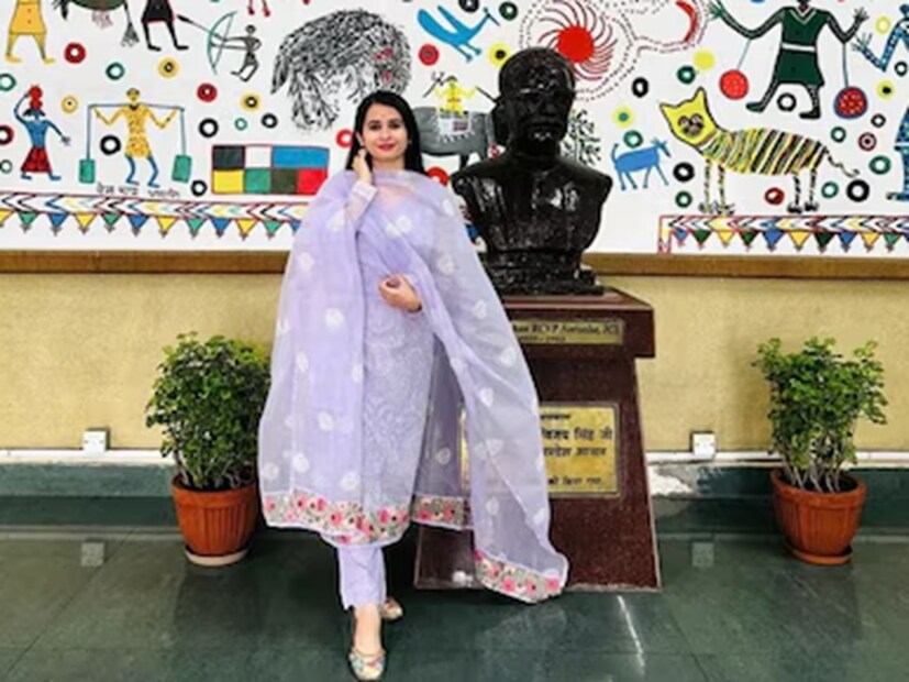 প্রিয়ল যাদব ছোটবেলা থেকেই একজন মেধাবী ছাত্রী ছিলেন। দশম শ্রেণীর বোর্ড পরীক্ষায় তিনি ৯০ শতাংশ নম্বর পেয়েছিলেন এবং ক্লাস টপার ছিলেন। দশম শ্রেণীর পর আত্মীয়দের চাপে তিনি মেডিক্যাল স্ট্রিম (পদার্থবিদ্যা, রসায়ন এবং জীববিজ্ঞান) বেছে নেন, যদিও এই বিষয়গুলিতে তাঁর কোনও আগ্রহ ছিল না। ফলে, তিনি একাদশ শ্রেণীতে পদার্থবিদ্যায় ফেল করেন। মিডিয়া রিপোর্ট অনুসারে, প্রিয়ল যাদব পরে তাঁর ইঞ্জিনিয়ারিং পড়াশোনা শেষ করেন।