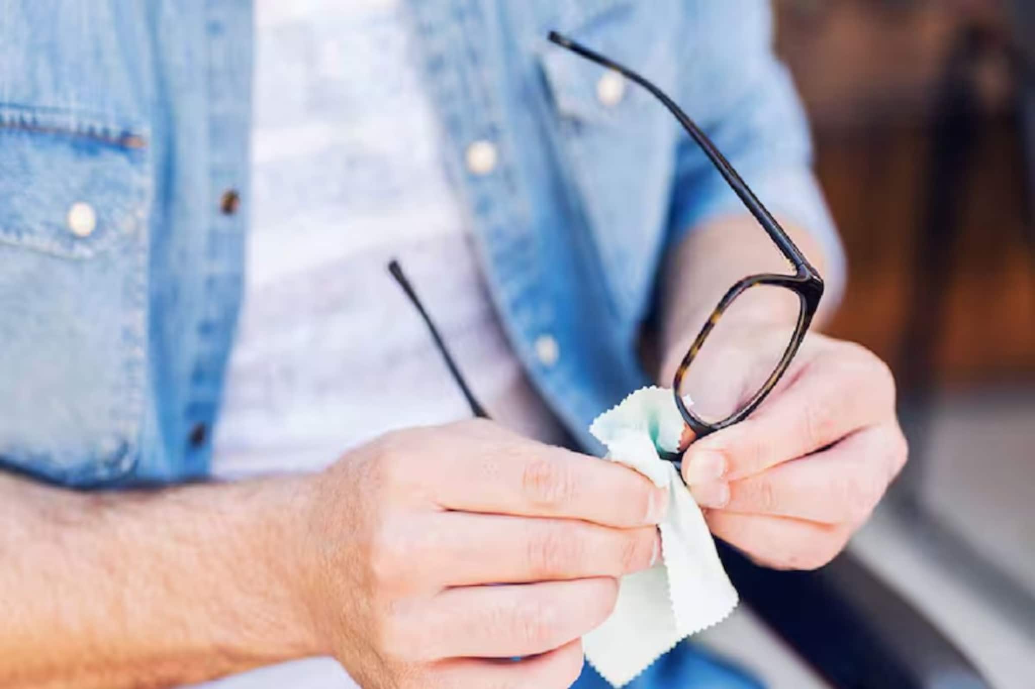 কিছুক্ষণ পর পরই ঘোলা হয়ে যায় চশমার কাচ! সহজ 'এই' উপায় মানুন, চশমা থাকবে বছরের পর বছর নতুন