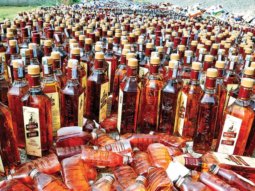 যেসব রাজ্যে মদ নিষিদ্ধ: বিহার, গুজরাট, নাগাল্যান্ড এবং মিজোরামের মতো কিছু রাজ্যে মদ সম্পূর্ণরূপে নিষিদ্ধ। এই রাজ্যগুলিতে, সিল করা বোতলেও মদ বহন করা একটি ফৌজদারি অপরাধ বলে বিবেচিত হয়। এই অঞ্চলগুলিতে মদ বহন করলে ধরা পড়লে জরিমানা এবং কারাদণ্ড উভয়ই হতে পারে।