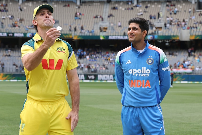 অস্ট্রেলিয়ার (IND vs AUS) বিরুদ্ধে শুরু হওয়া ওয়ানডে সিরিজে টিম ইন্ডিয়া হারের মধ্য দিয়ে যাত্রা শুরু করল। পার্থে অনুষ্ঠিত প্রথম ওয়ানডে ম্যাচে ভারতকে ৭ উইকেটে হারায় অজিরা। বৃষ্টির কারণে ম্যাচে একাধিকবার বাধা সৃষ্টি হয়, তবে ভারতের ব্যাটিং ও বোলিং—দু’টিই ব্যর্থ হয়। ফলে, এই বছরের প্রথম ওয়ানডে ম্যাচেই হারের মুখে পড়তে হয় টিম ইন্ডিয়াকে।